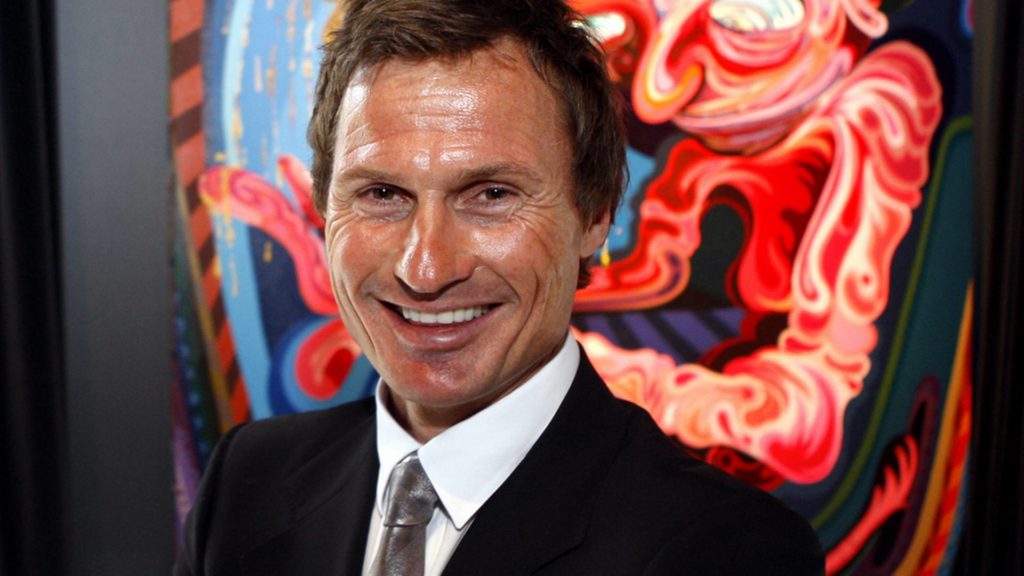 Petter Stordalen foran bilde