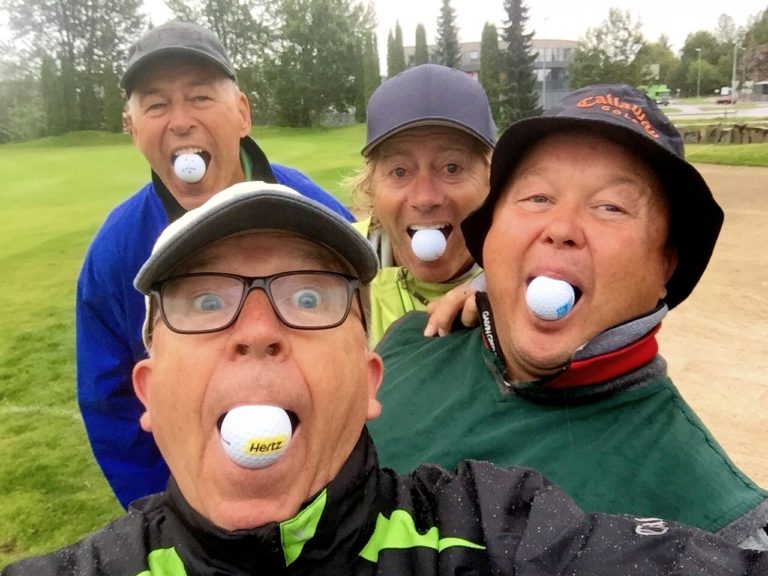 Tett kamp om ballen i Travel News Trophy