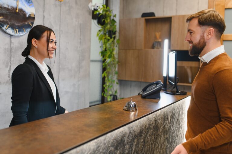 Hotellkjeder, organisasjoner og politikere kommenterer overtidsbetaling for merarbeid