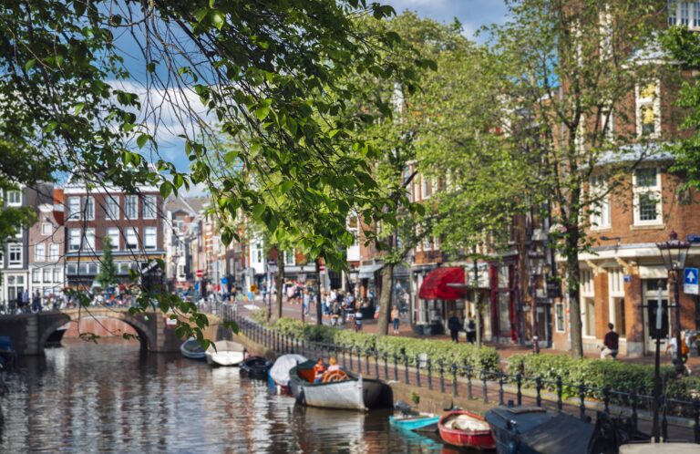 Amsterdam vil bremse turismen selv om næringslivet taper kunder